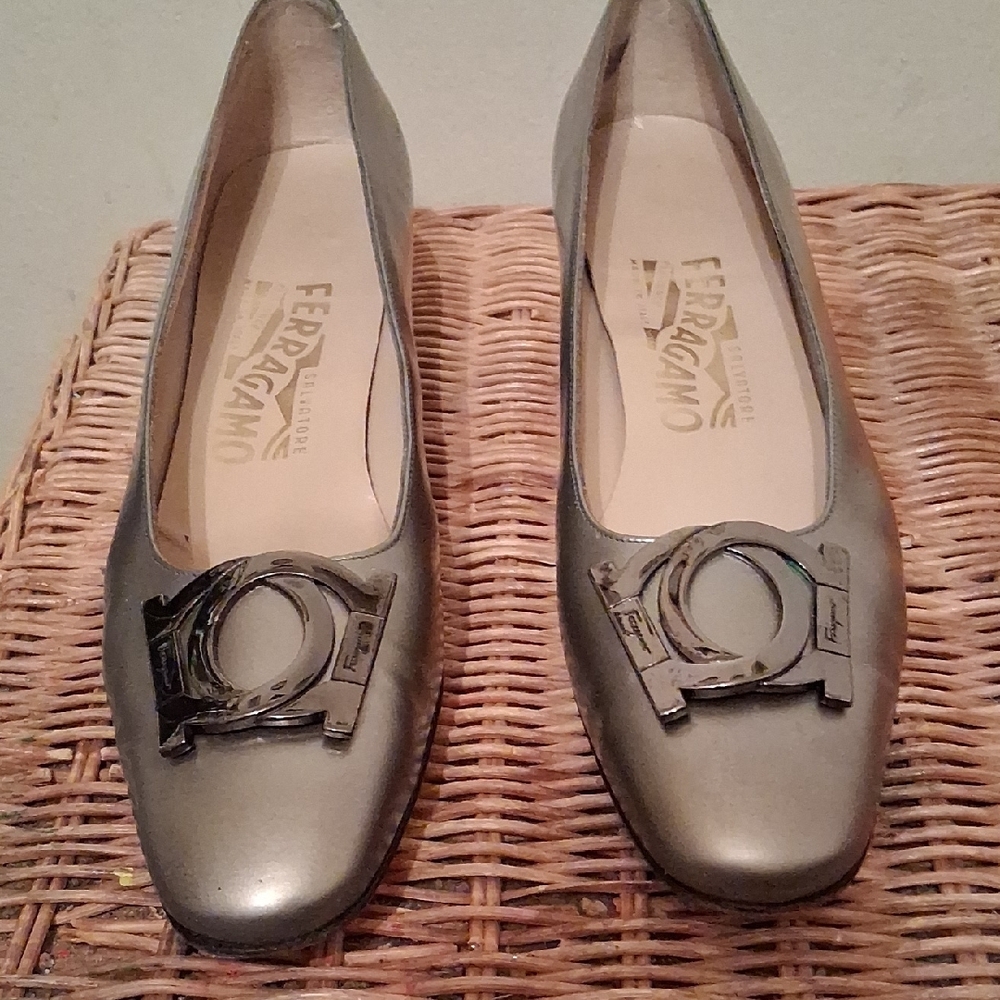 Salvatore Ferragamo Women's Metallic Gray Heels Size 7 1/2 AA - Picture 2 of 15